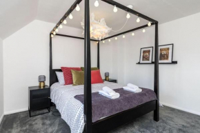 Newly Refurbished Stunning 4 Bed Town House with Patio Garden